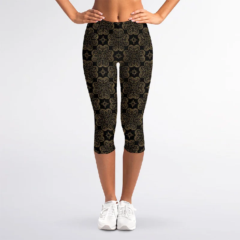 Gold Clover St. Patrick's Day Print Women's Capri Leggings