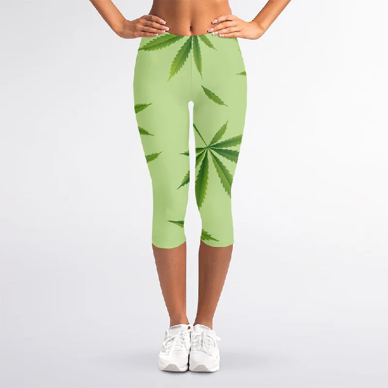 Green Hemp Leaves Pattern Print Women's Capri Leggings