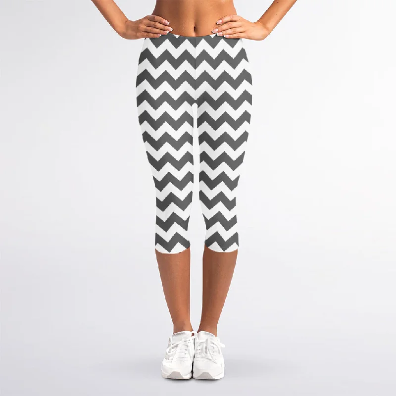 Grey And White Chevron Pattern Print Women's Capri Leggings