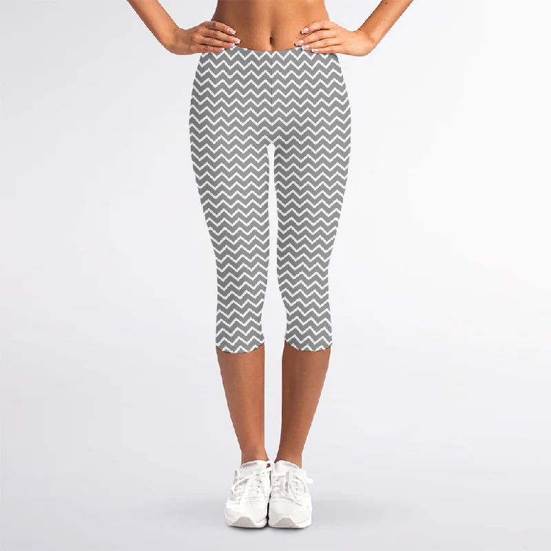 Grey And White Zigzag Pattern Print Women's Capri Leggings